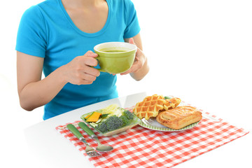 朝食を食べる女性