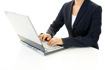 ノートパソコンで仕事中のビジネスウーマン