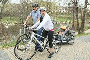 Obraz premium Family having fun on bikes