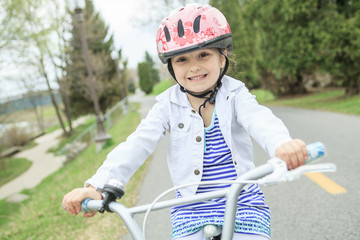 Obraz premium Little girl riding a bike