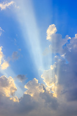 Fototapeta na wymiar Sunlight with clouds on the blue sky