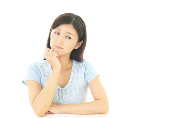 憂鬱な表情の女性