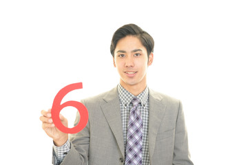 数字を持つ男性
