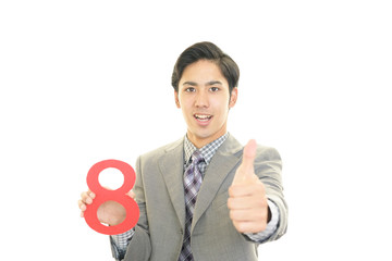 数字を持つ男性