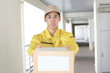 荷物を運ぶ笑顔の男性