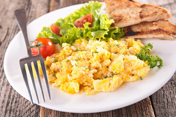 scrambled egg with salad and toast