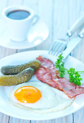 fried egg with bacon