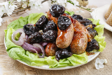 Sausage with plums and onion