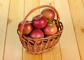 Basket with the apples