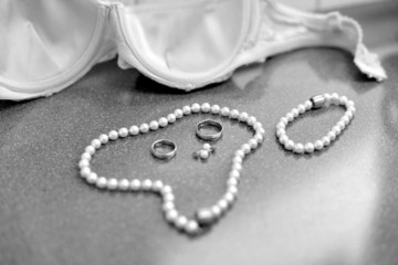 Details nach der Hochzeit / Schmuck Eheringe Perlenkette