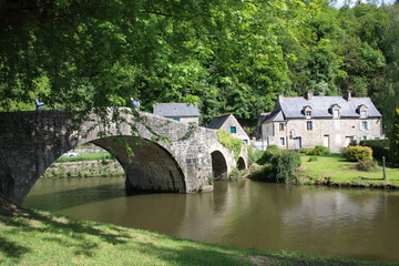  vieux pont sur la Rance .
