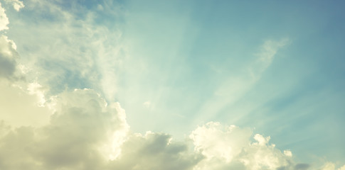 vintage filter: mooie blauwe lucht met zonnestraal met bewolkt, hoopstraal
