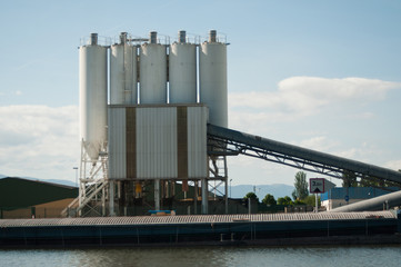 silos &agrave; grains en bord de canal