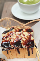 Toast topped with bananas and chocolate - Green tea with milk