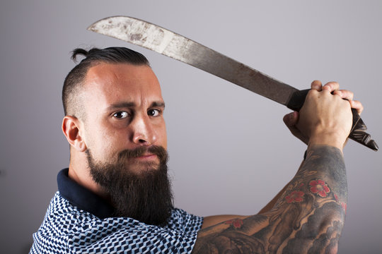 Hipster enarbolando machete