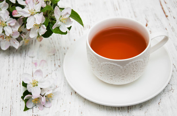 Fototapeta na wymiar Cup of tea and spring blossom