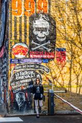 Femme au milieu des Graffitis et œuvres d'art