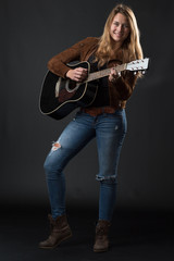 Frau mit Gitarre rockt ab