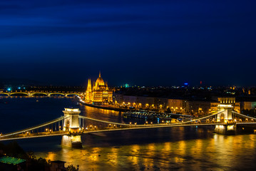 Fototapeta na wymiar The famous chain bridge in Budapest