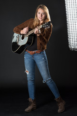 Lässige Frau mit Gitarre