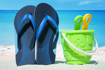 Flip Flops und Strandspielzeug am Strand
