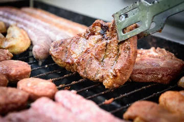 Photo sur Plexiglas Grill / Barbecue Delicious juicy rib eye steak on a barbecue grill BBQ