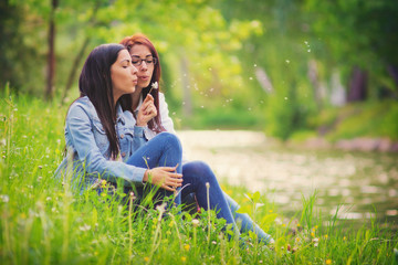 Fototapeta premium Sisters in the park