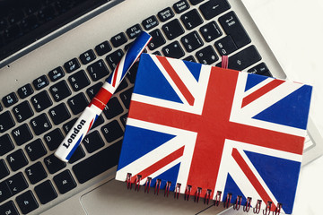 learn english language with a course online on the notebook