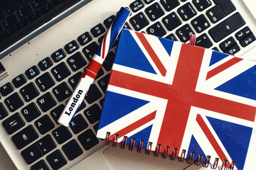 learn english language with a course online on the notebook