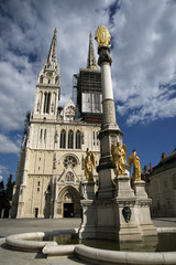 Fototapeta na wymiar fountain, statue and cathedral in zagreb