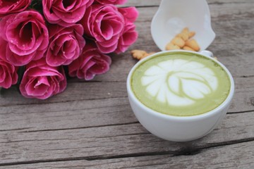 Obraz na płótnie Canvas Green tea with milk and crackers delicious