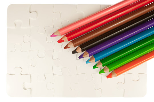 crayons de couleur sur puzzle à colorier 