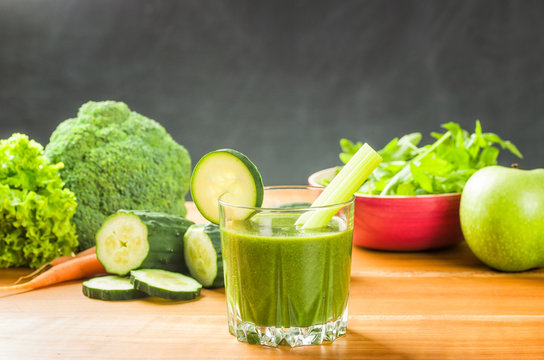 Smoothie mit frischen Zutaten vom Markt