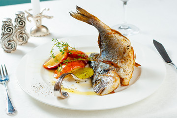 Dorado with baked apples and kiwi sauce