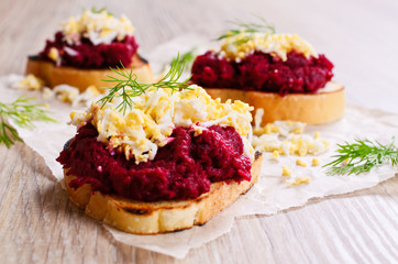 Sandwich with beetroot and egg