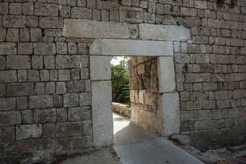 Tor in einer Mauer in Jbail (Byblos), Libanon