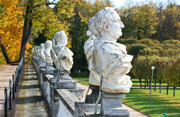 Fototapeta premium Statues in the autumn park