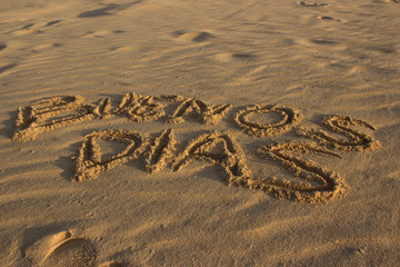 Buenos Dias Schriftzug im Sand