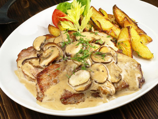  Jägerschnitzel mit Kartoffelecken