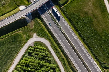  luchtfoto van snelweg en groene oogstvelden © mariusz szczygieł