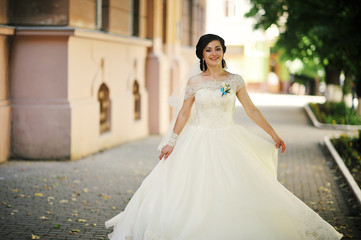 Naklejka premium Happy bride dancing