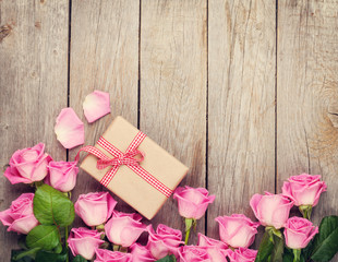 Obraz na płótnie Canvas Pink roses and valentines day gift box