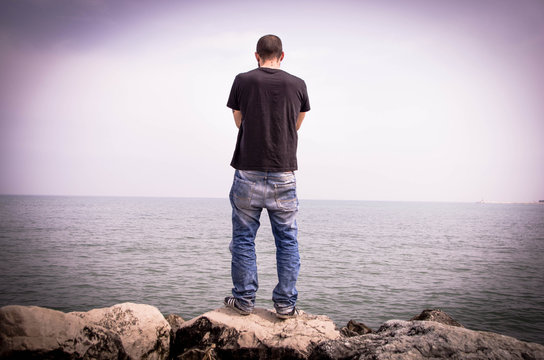 ragazzo riflettere su uno scoglio