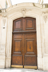 Fototapeta na wymiar Grande porte en bois, Nîmes