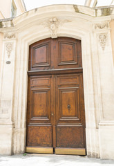 Fototapeta na wymiar Grande porte en bois, Nîmes