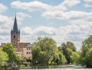 Naklejka premium Kirche Erlangen-Bruck und Regnitz Nahaufnahme