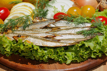Sprotten, geräuchert, Salat, Zitronen, Zwiebeln, Tomaten