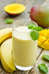banana mango smoothies