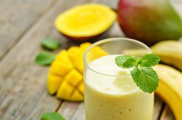 banana mango smoothies