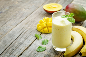 banana mango smoothies